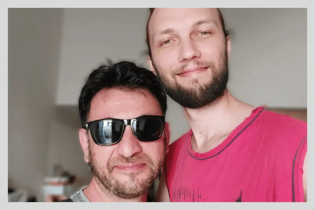 Автопортрет Саши Вечканова с мужем Майклом перед отправкой Майкла на фронт 7 октября 2023, Тель-Авив. Фото: из личного архива.