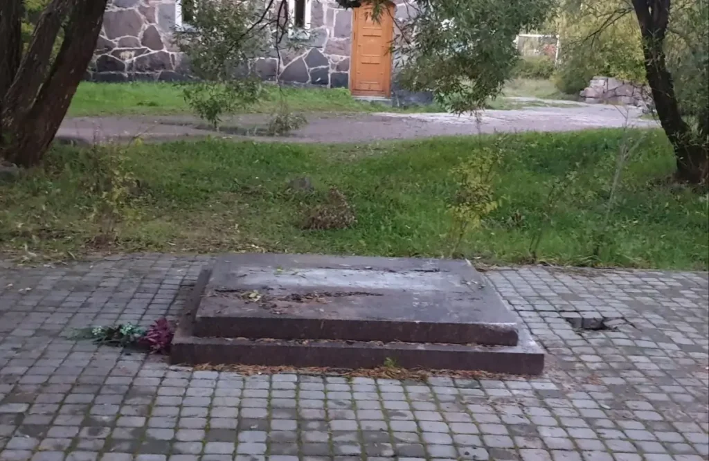 Пустой постамент после демонтажа двух памятников финским солдатам в&nbsp;Приозерске. Фото: скриншот видео ВКонтакте, vk.com/prio_rio.