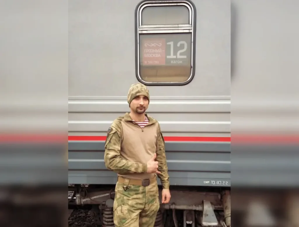 Никита Митченко позирует на&nbsp;фоне поезда «Грозный-Москва» в&nbsp;апреле 2022&nbsp;года. Источник: личная страница ВКонтакте.