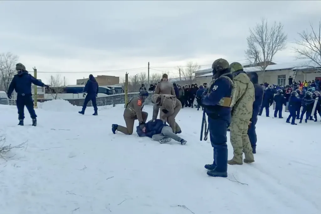 Полиция задерживает протестующих в день оглашения обвинительного приговора Фаилю Алсынову в Баймакском районном суде 17 января, Башкортостан. Фото: специальный корреспондент «Верстки».