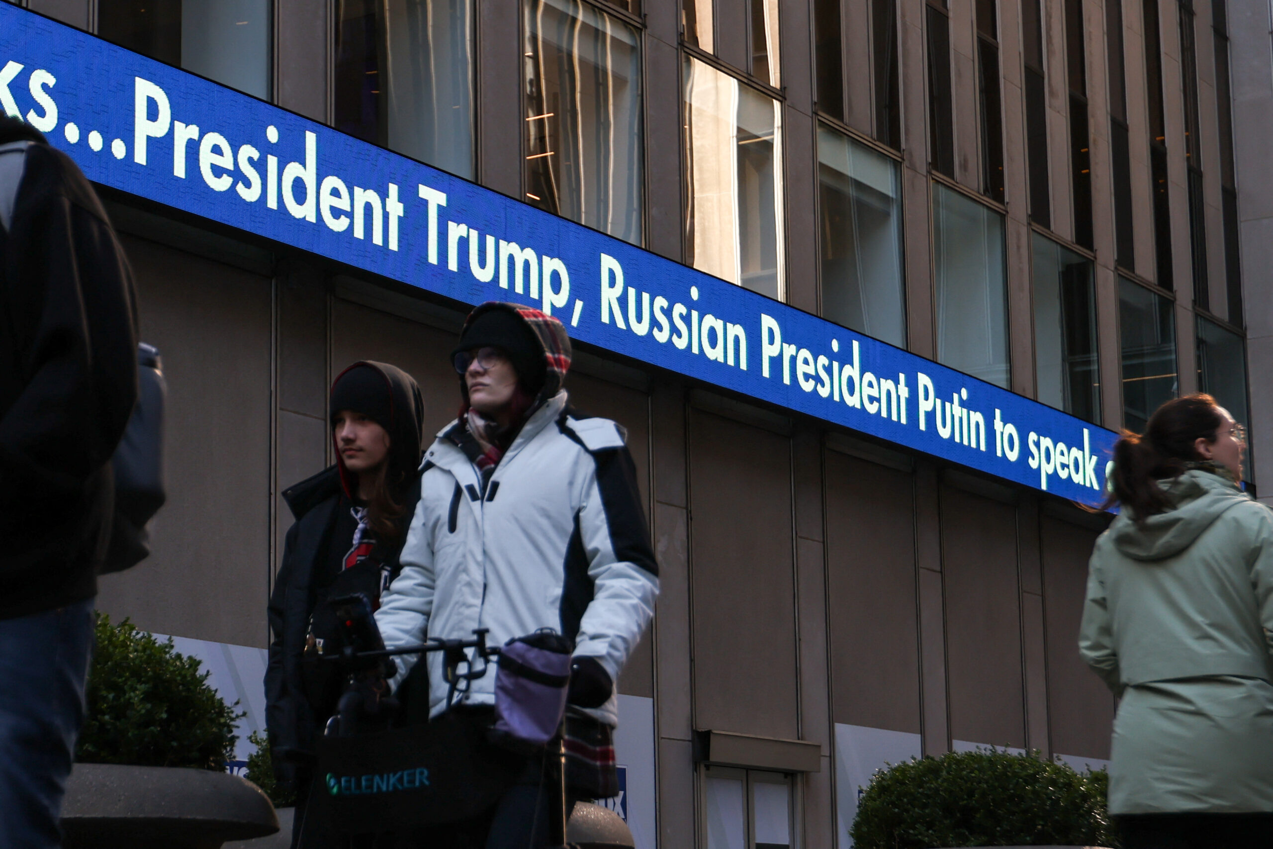 Переговоры Дональда Трампа и Владимира Путина продолжались 2,5 ч.
