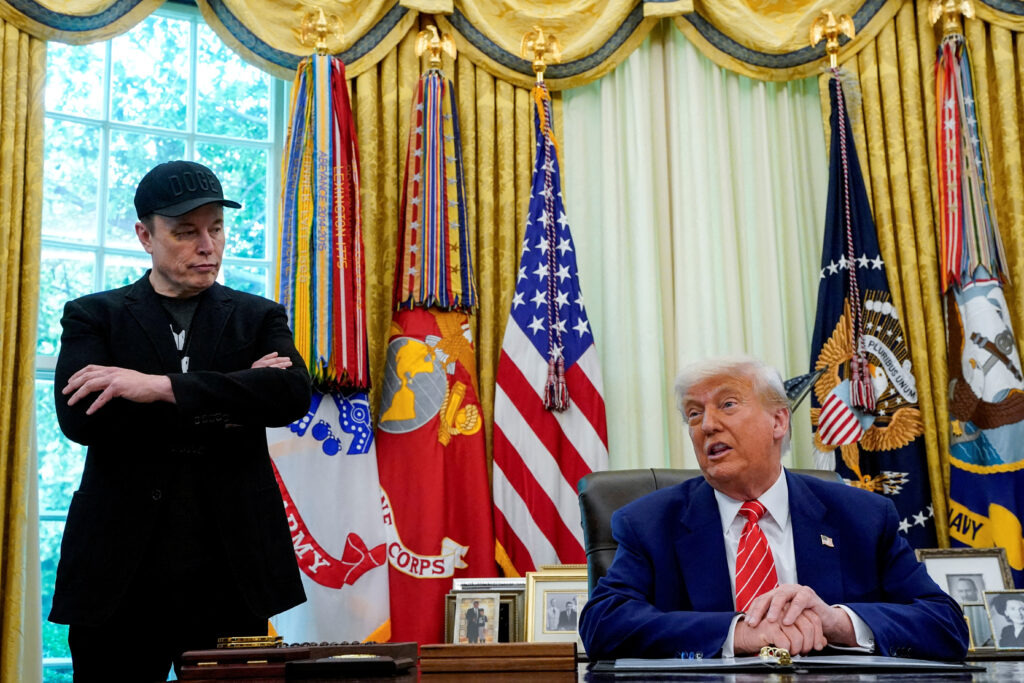 Президент США Дональд Трамп и Илон Маск участвуют в пресс-конференции в Овальном кабинете Белого дома в Вашингтоне