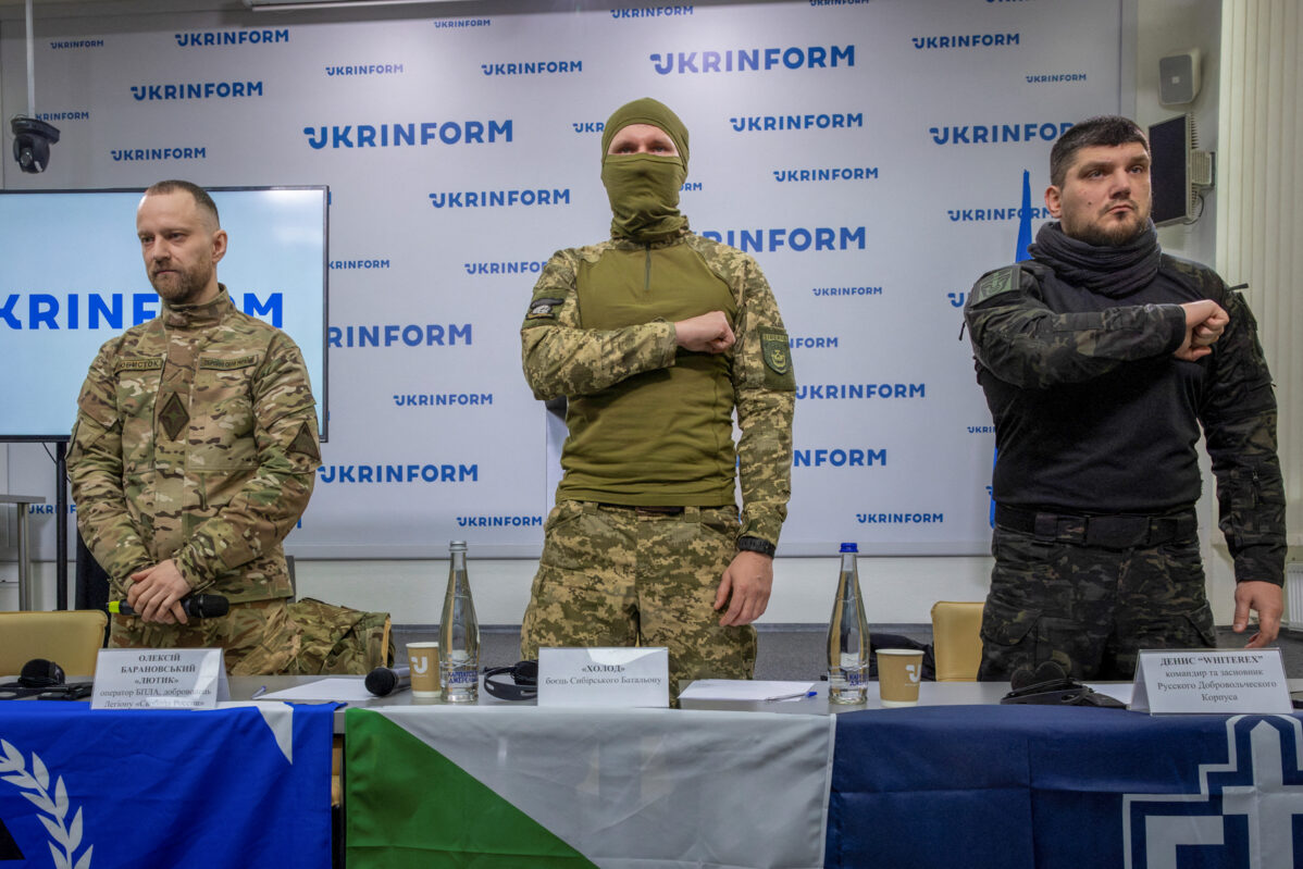Алексей Барановский из легиона «Свобода России», Холод из «Сибирского батальона» и Денис «White Rex» Капустин из «Русского добровольческого корпуса» на пресс-конференции в Киеве