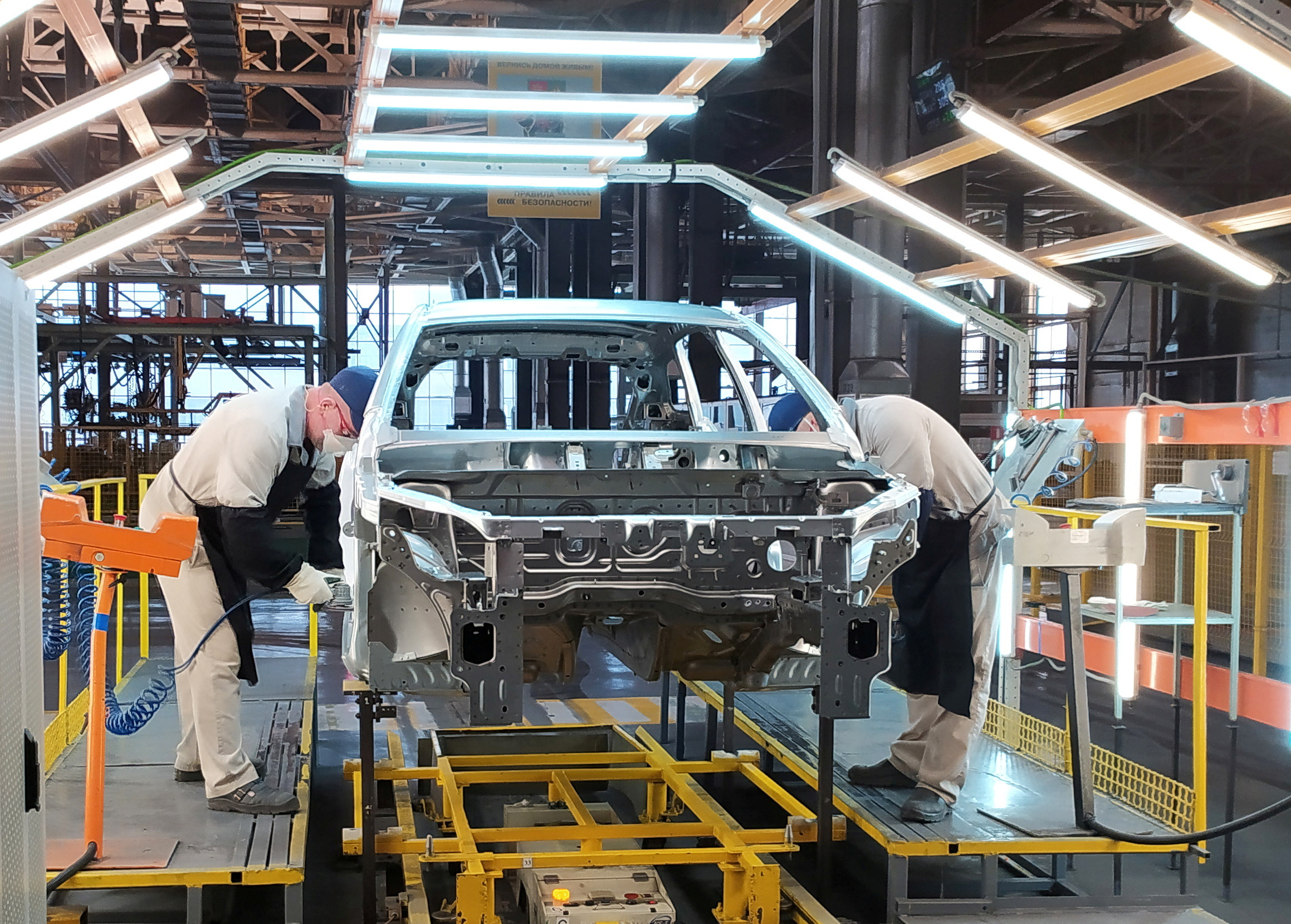 Количество вакансий в компаниях «Автоваз», «Уралвагонзавод», «КАМАЗ» и РЖД резко выросло в 2025 году