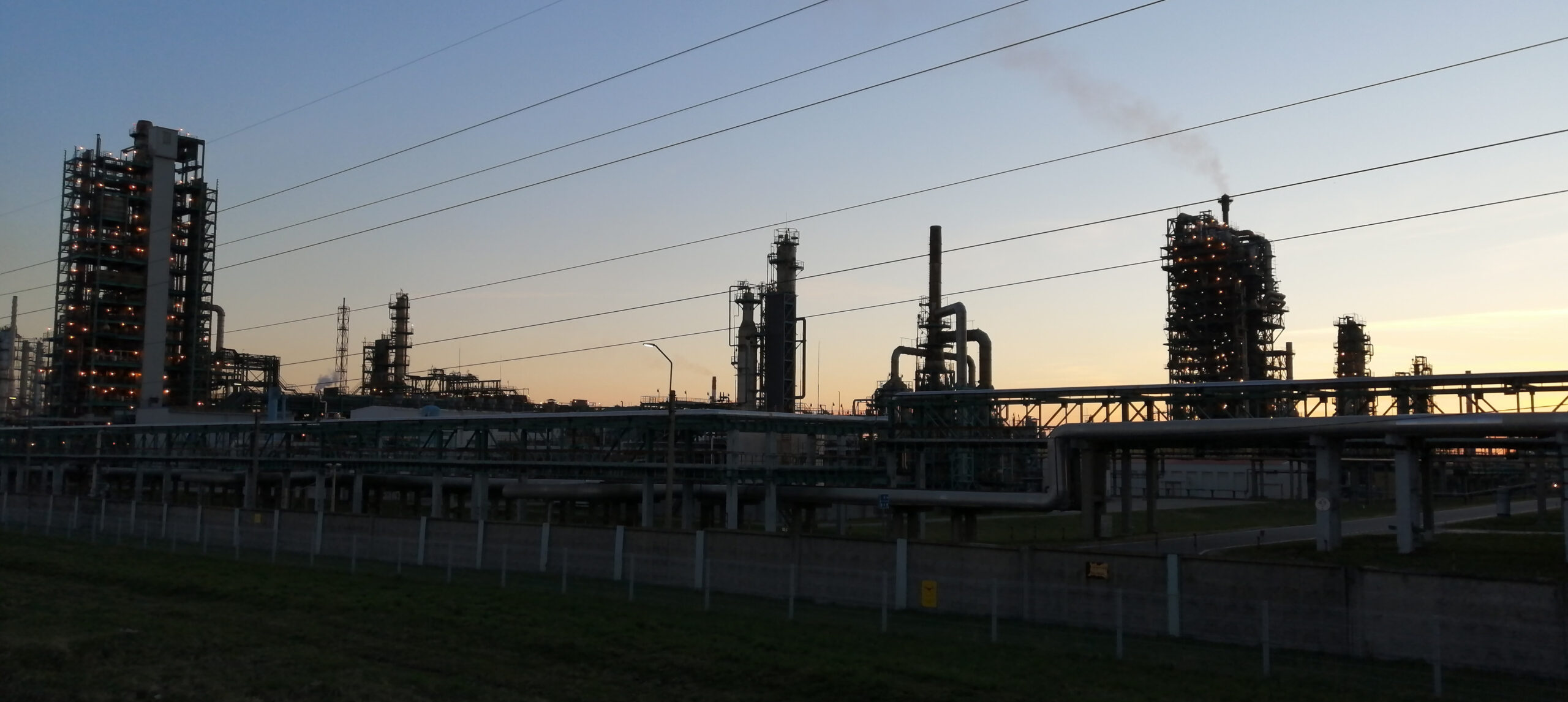 В Ярославле БПЛА атаковали НПЗ «Славнефть-ЯНОС». В Твери беспилотник повредил жилой дом