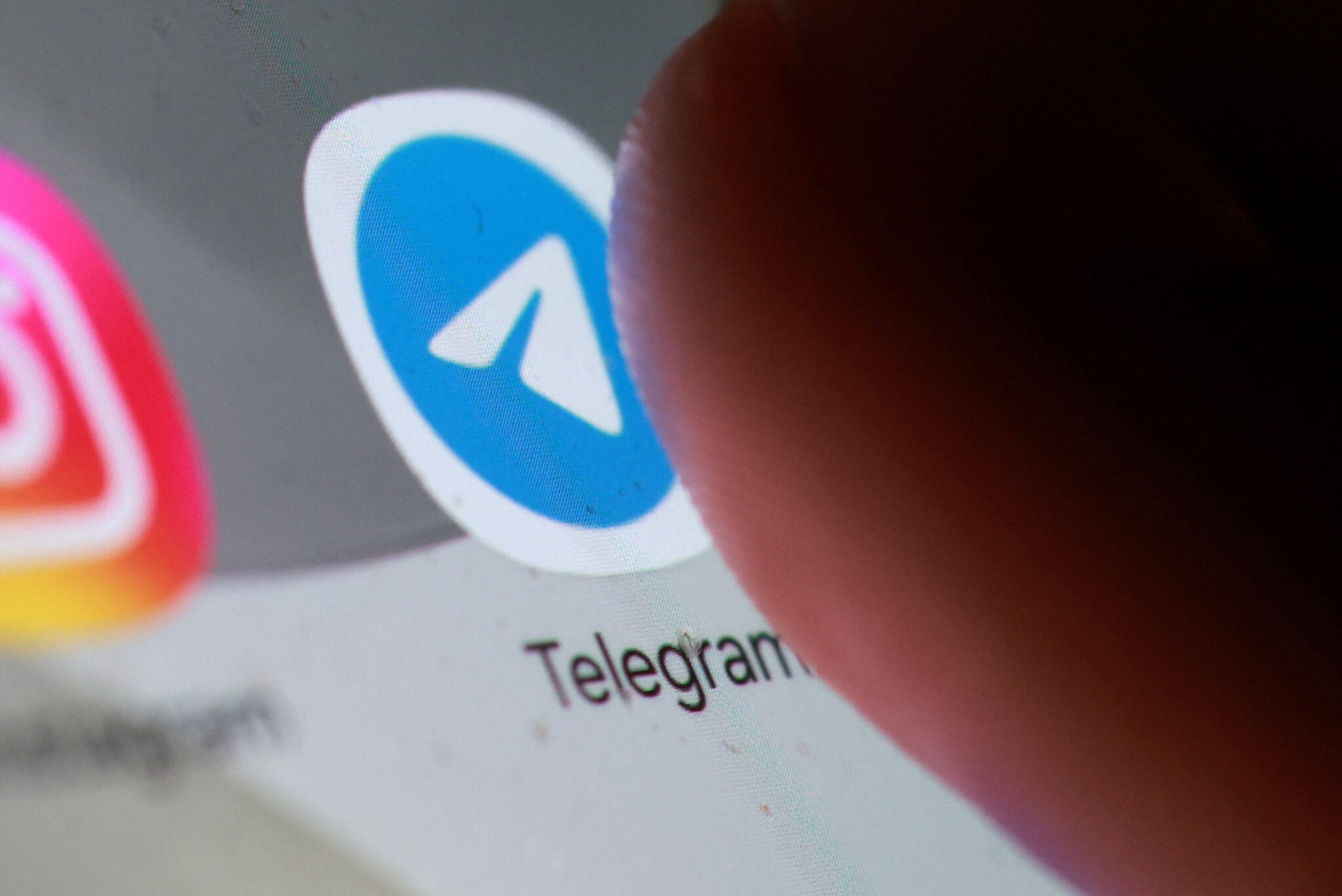 Роскомнадзор обвинил Telegram в поддержке сервисов «пробива» данных россиян