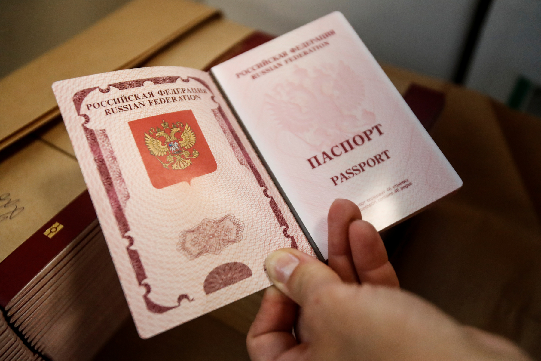 В крупных городах оказались перегружены отделы МВД, выдающие загранпаспорта