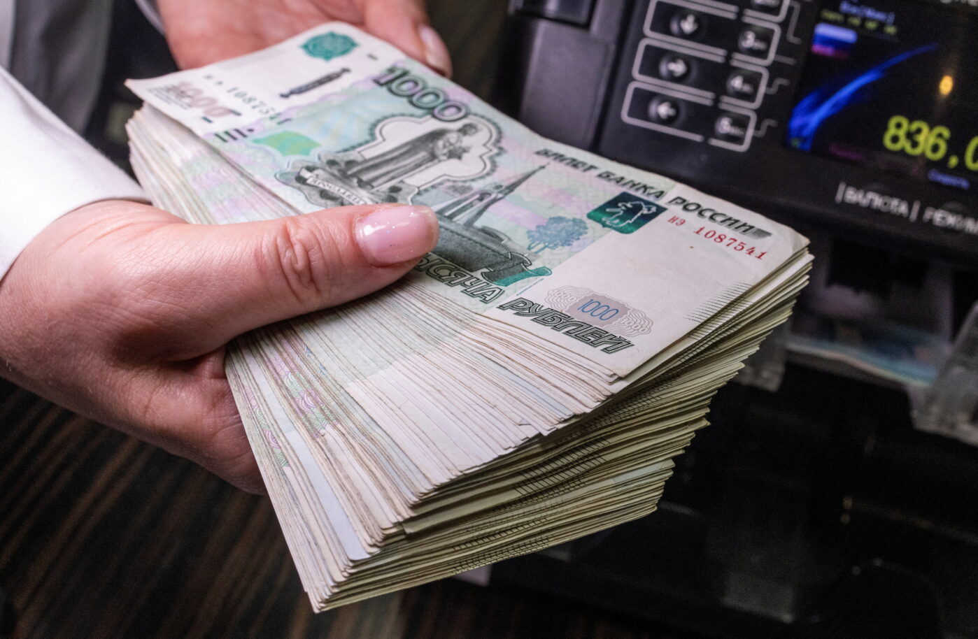 Россиянам запретят вывозить наличные рубли в сумме, превышающей эквивалент 100 тысяч долларов, и золото в слитках весом до 100 граммов