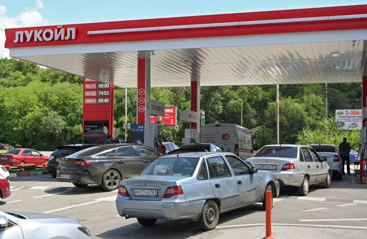 Очередь из автомобилей на автозаправке «Лукойл» в Ростове-на-Дону