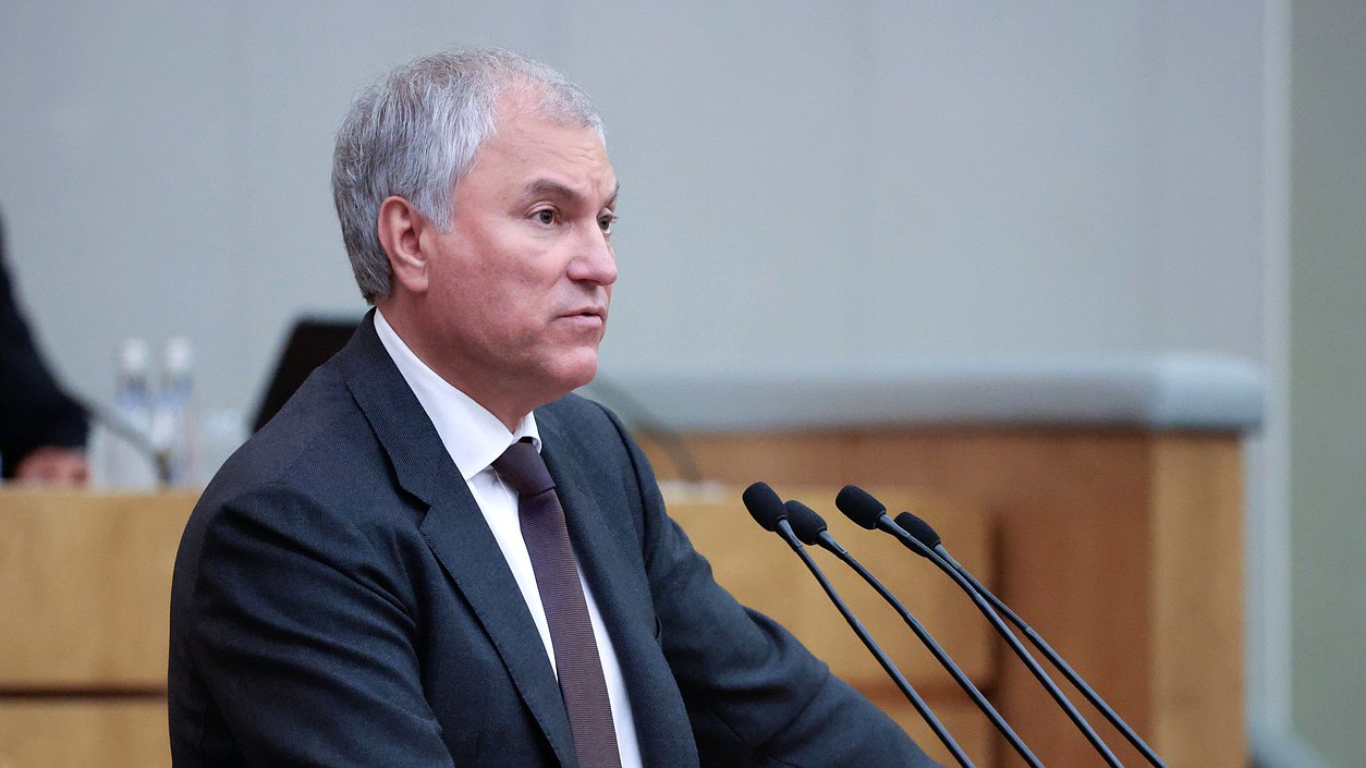 Госдума приняла закон, позволяющий ограничивать имущественные, консульские и другие права части уехавших из России граждан